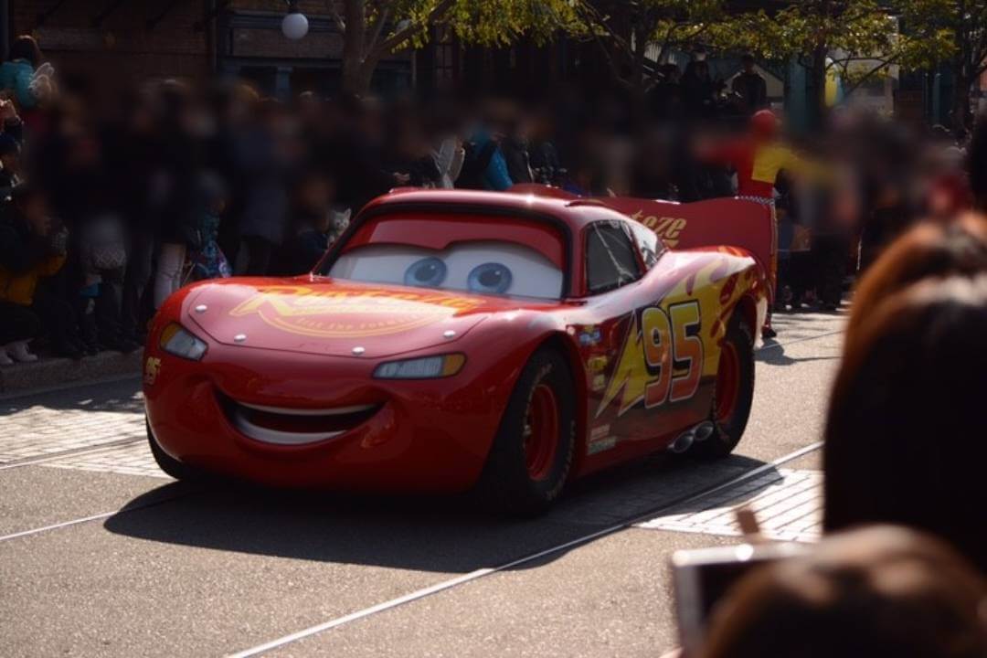 【カーズ】ライトニングマックイーンのモデルになった車種とは決め台詞「カチャウ」や「95」の意味も紹介 No Disney No Life 