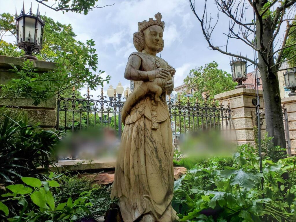 瞑想の庭園にある彫刻