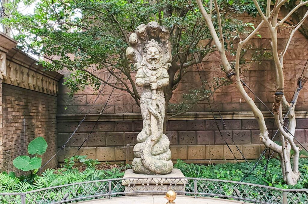 インドの庭園の彫像と壁画