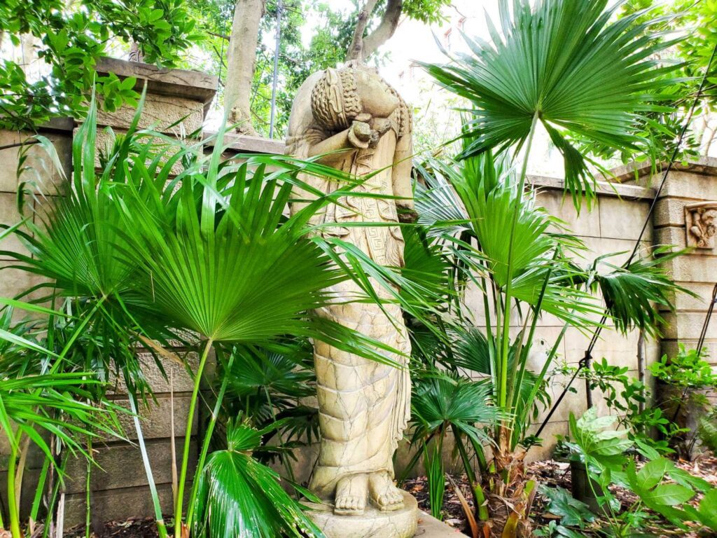 瞑想の庭園にある彫刻