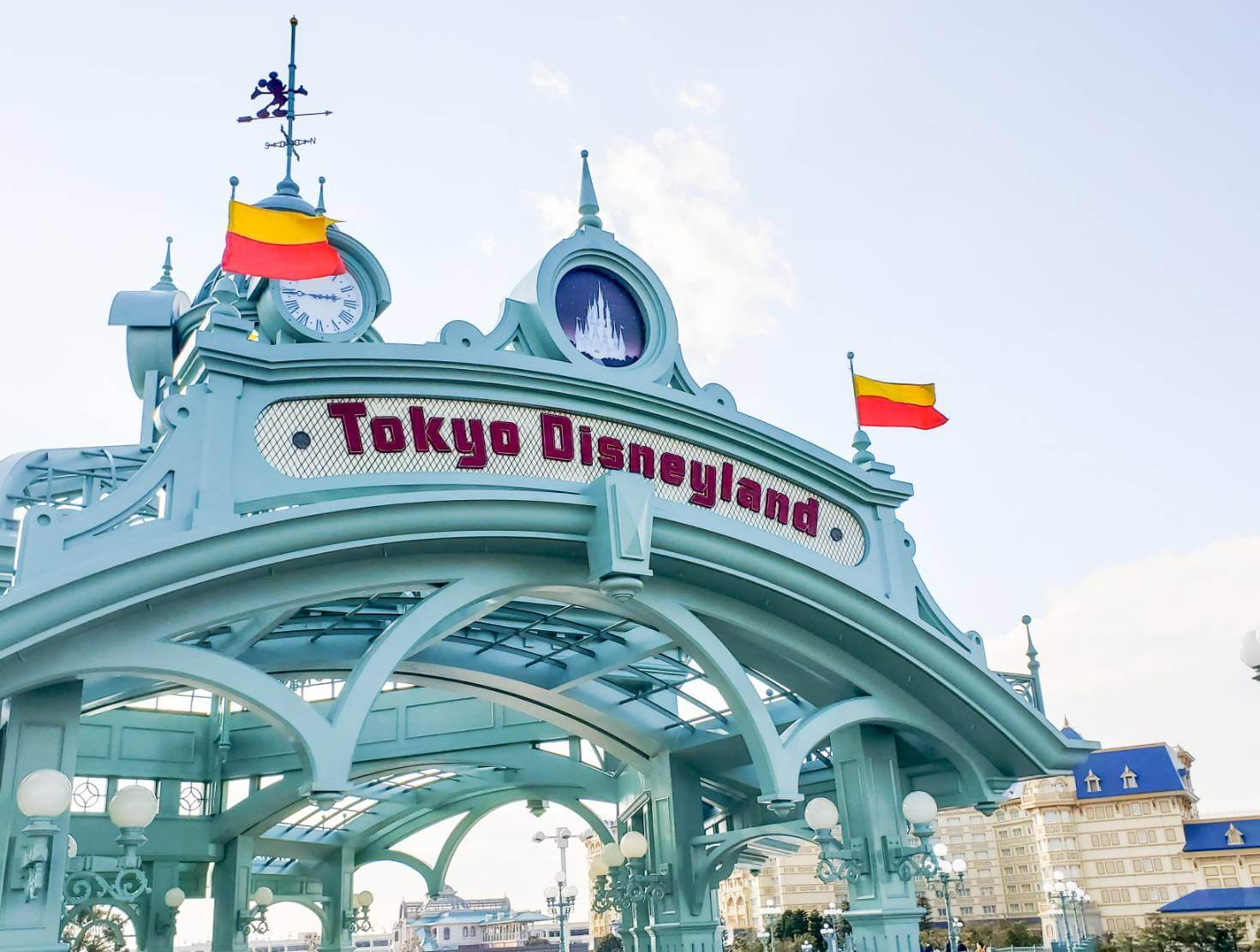 舞浜駅と東京ディズニーランドを結ぶ橋｢ペデストリアンデッキ｣にあるブロンズ像