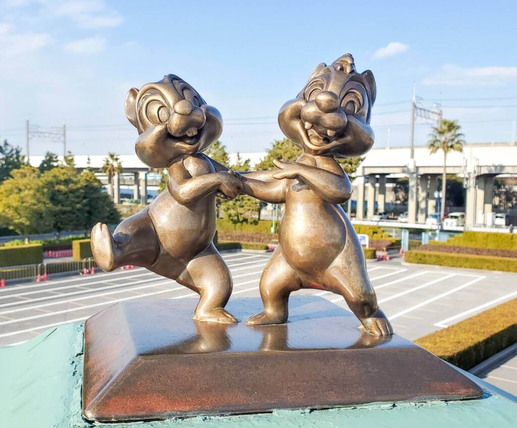 舞浜駅と東京ディズニーランドを結ぶ橋｢ペデストリアンデッキ｣にあるブロンズ像