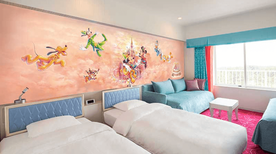 ディズニーホテルが東京ディズニーリゾート40周年模様に彩られる