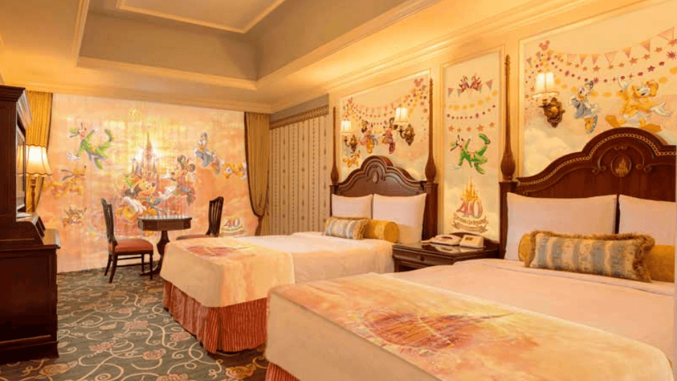 ディズニーホテルが東京ディズニーリゾート40周年模様に彩られる