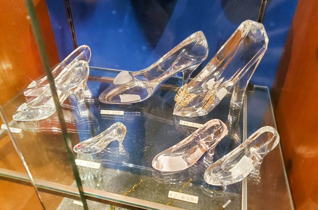 まとめ：東京ディズニーランド・ディズニーシーではガラスの靴を販売しているショップがある!名入れもできる素敵なグッズ