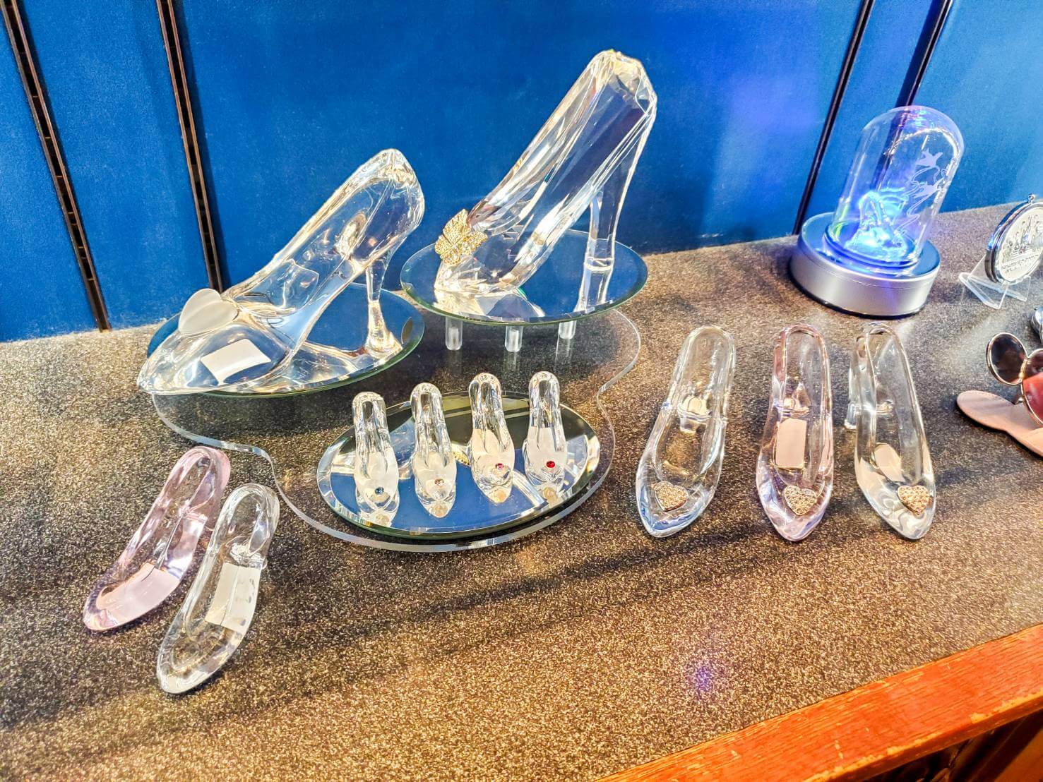 東京ディズニーランド・ディズニーシーではガラスの靴を販売しているショップがある!名入れもできる素敵なグッズ