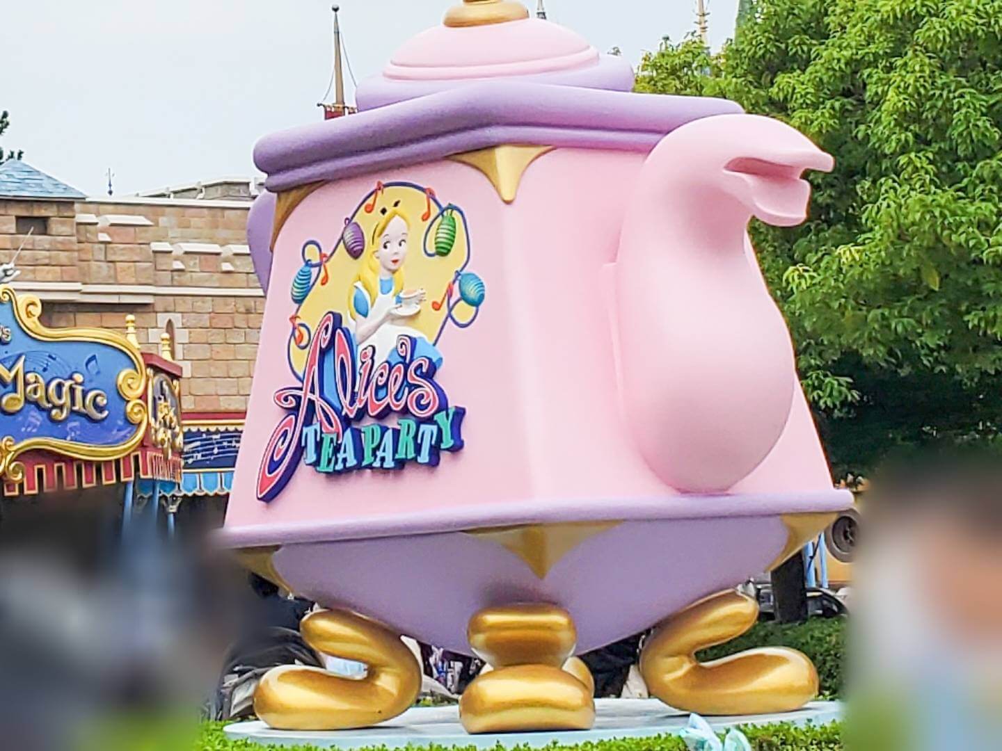 東京ディズニーランドのアトラクション「アリスのティーパーティー」にはディズニーキャラクターも乗りに来る?