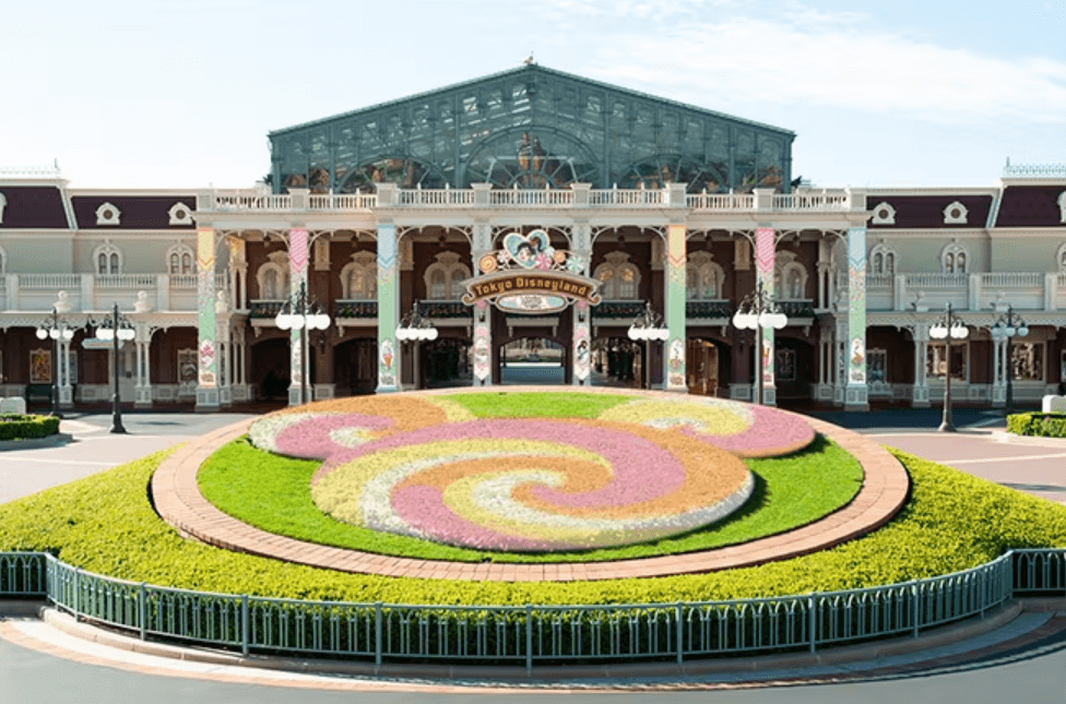 東京ディズニーランド内がヴァネロペのスウィーツ・ポップ・ワールドのデコレーションで彩られる