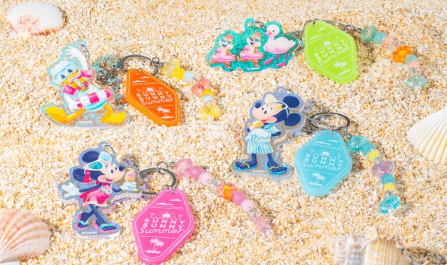ディズニー夏グッズ2025「SUNNY SUNNY Summer」のグッズが2025年6月5日に登場!夏のバカンスを楽しんでいるミッキー達がデザイン