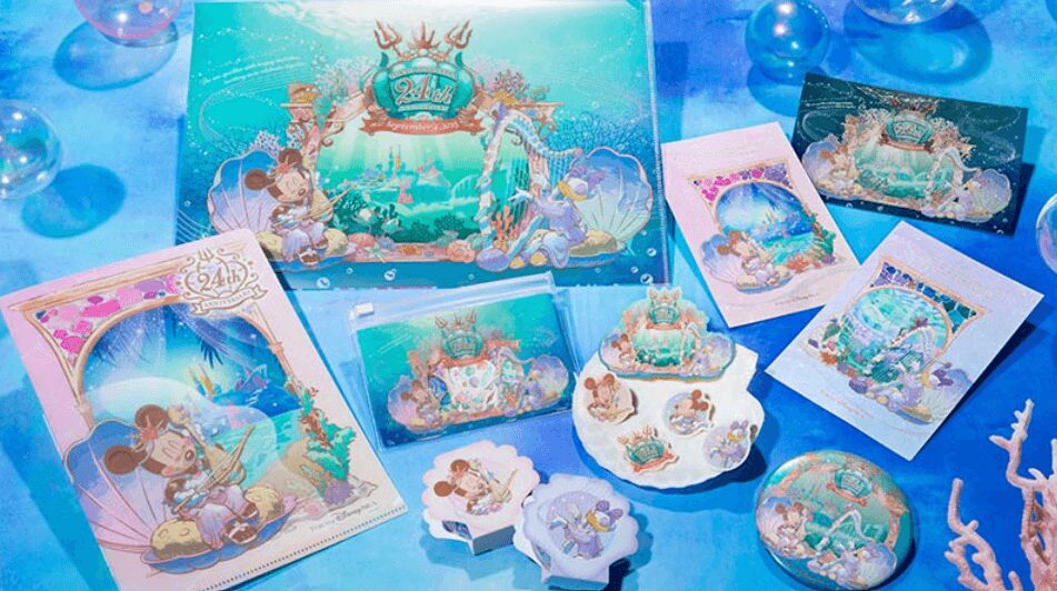 東京ディズニーシーの開園42周年を記念したグッズが2025年9月4日(木)から発売!マーメイドラグーンのエリアがテーマのグッズが登場
