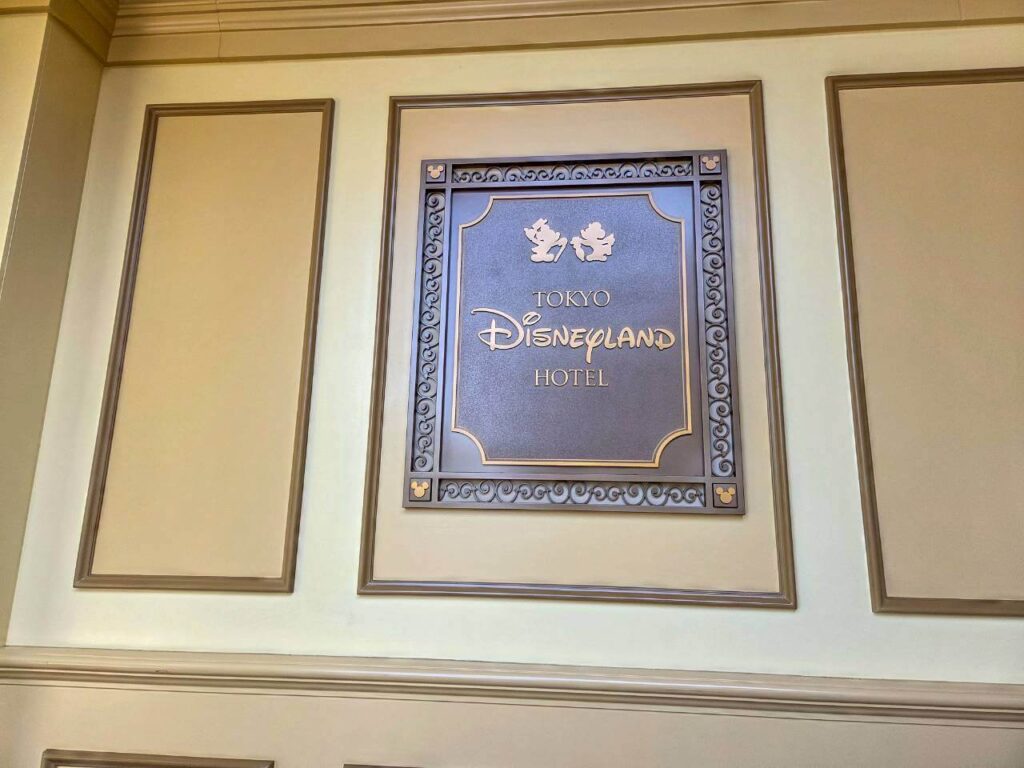 東京ディズニーランドホテルの隠れミッキー【舞浜駅出入り口】
