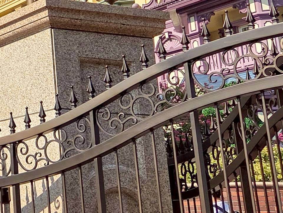 東京ディズニーランドホテルの隠れミッキー【ディズニーランドステーション側】
