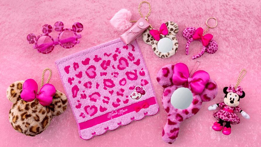 東京ディズニーリゾートよりフワフワ素材の華やかなグッズが発売!身に着けグッズやぬいぐるみバッジが登場