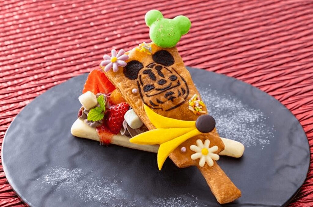 2025年末～2026年初に楽しめるディズニーホテルの年末年始限定の華やかな雰囲気が感じられるスペシャルメニュー