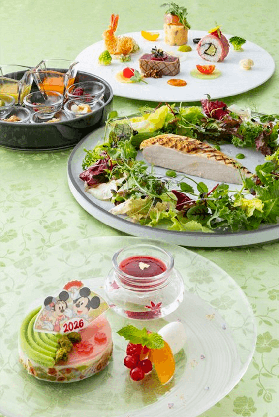 2025年末～2026年初に楽しめるディズニーホテルの年末年始限定の華やかな雰囲気が感じられるスペシャルメニュー