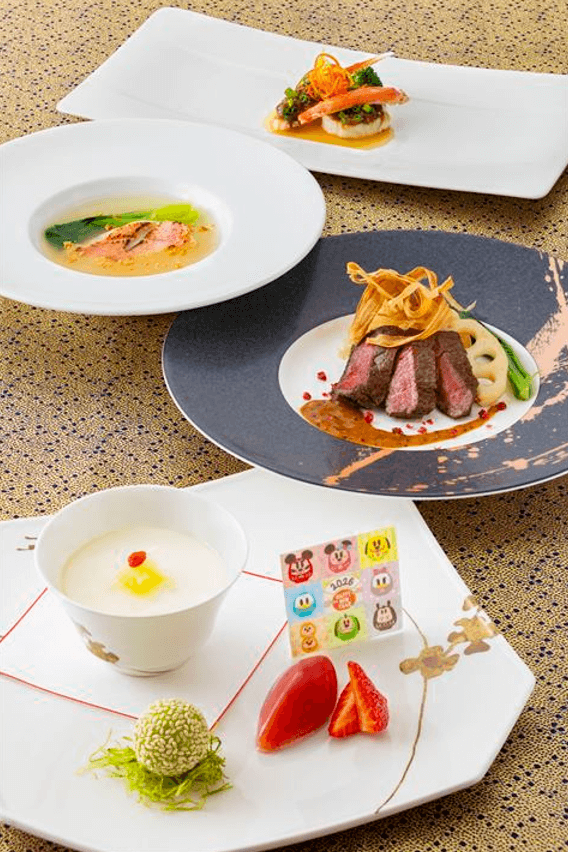 2025年末～2026年初に楽しめるディズニーホテルの年末年始限定の華やかな雰囲気が感じられるスペシャルメニュー