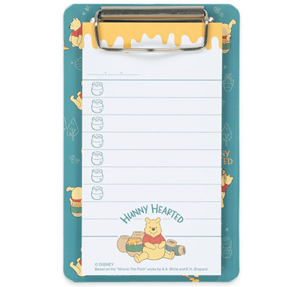 ほっこりするしぐさのプーさんがデザインされたグッズが2025年12月4日(木)に発売