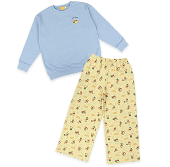 ほっこりするしぐさのプーさんがデザインされたグッズが2025年12月4日(木)に発売