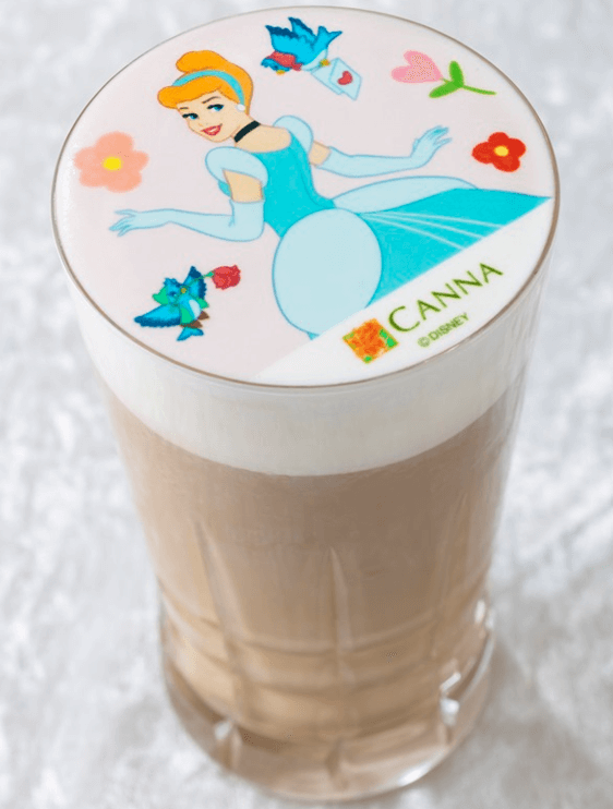 2025年末～2026年初に楽しめるディズニーホテルの年末年始限定の華やかな雰囲気が感じられるスペシャルメニュー