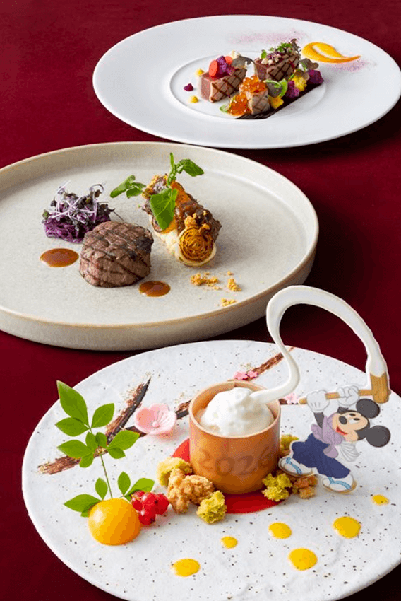 2025年末～2026年初に楽しめるディズニーホテルの年末年始限定の華やかな雰囲気が感じられるスペシャルメニュー