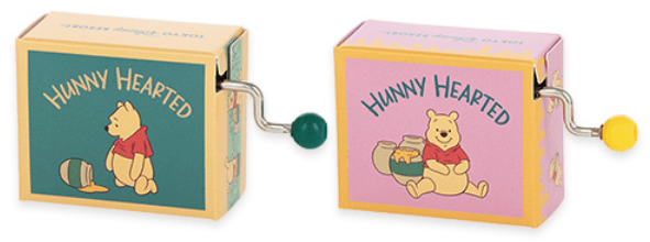 ほっこりするしぐさのプーさんがデザインされたグッズが2025年12月4日(木)に発売