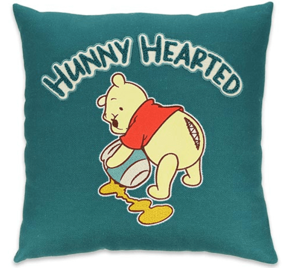 ほっこりするしぐさのプーさんがデザインされたグッズが2025年12月4日(木)に発売