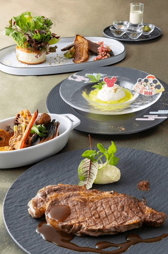 2025年末～2026年初に楽しめるディズニーホテルの年末年始限定の華やかな雰囲気が感じられるスペシャルメニュー