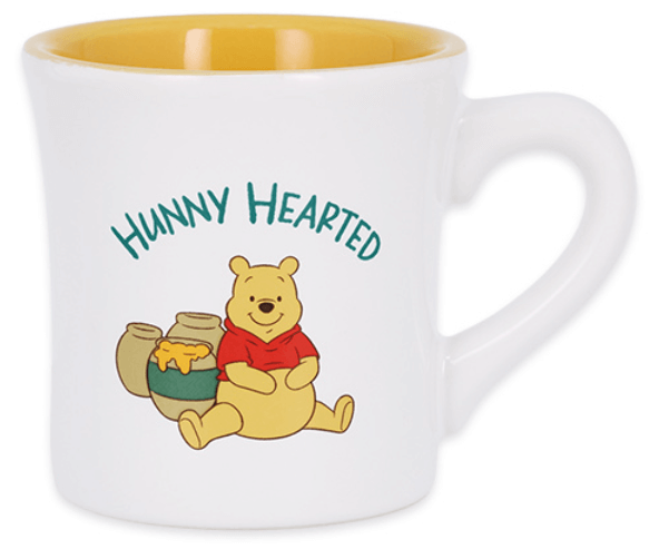 ほっこりするしぐさのプーさんがデザインされたグッズが2025年12月4日(木)に発売