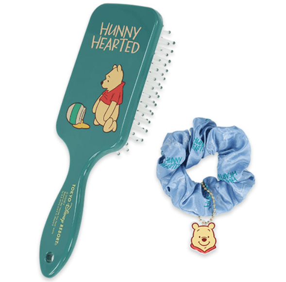 ほっこりするしぐさのプーさんがデザインされたグッズが2025年12月4日(木)に発売