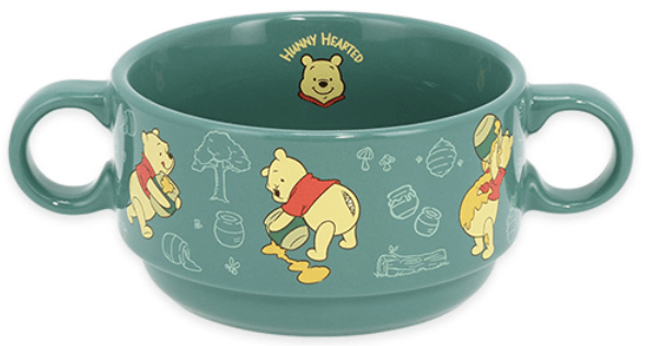 ほっこりするしぐさのプーさんがデザインされたグッズが2025年12月4日(木)に発売