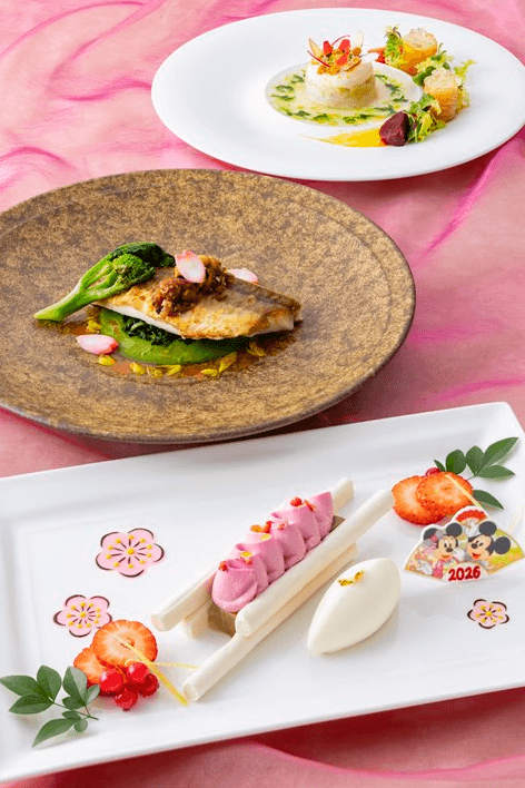 2025年末～2026年初に楽しめるディズニーホテルの年末年始限定の華やかな雰囲気が感じられるスペシャルメニュー