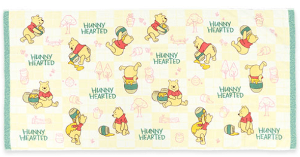 ほっこりするしぐさのプーさんがデザインされたグッズが2025年12月4日(木)に発売