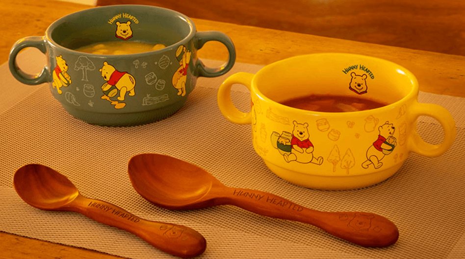 ほっこりするしぐさのプーさんがデザインされたグッズが2025年12月4日(木)に発売