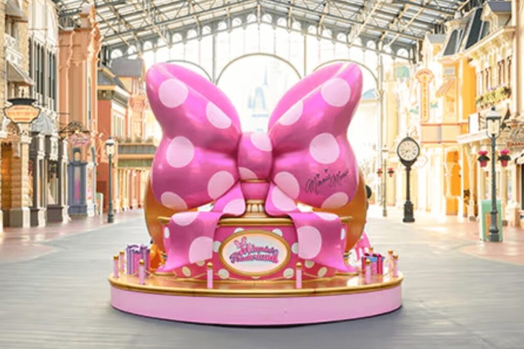 東京ディズニーランド内がミニーのファンタジーランドのデコレーションで彩られる