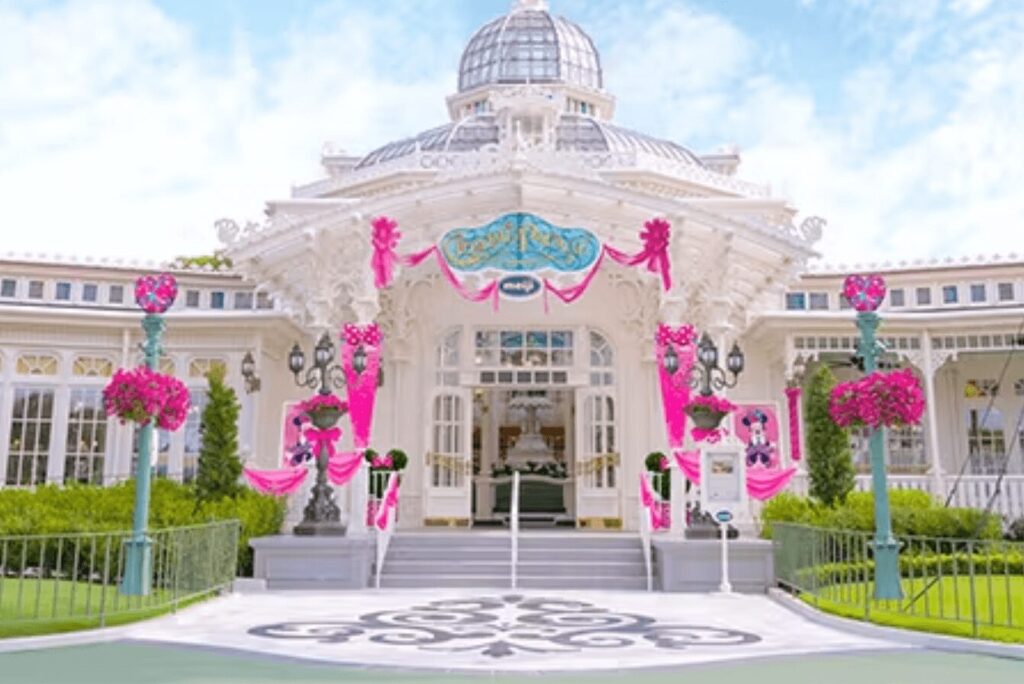 東京ディズニーランド内がミニーのファンタジーランドのデコレーションで彩られる