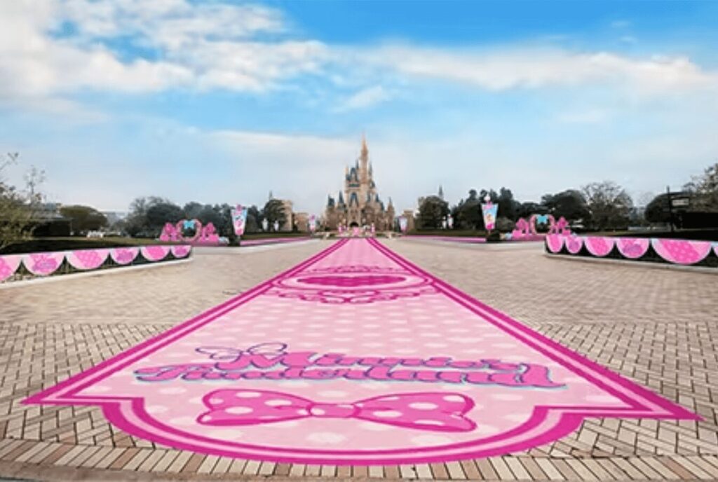 東京ディズニーランド内がミニーのファンタジーランドのデコレーションで彩られる